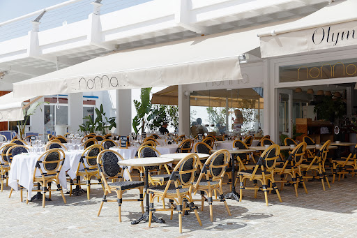 Le restaurant italien Nonna vue sur le port de Saint Jean Cap Ferrat propose des pizzas au feu de bois & des spécialités italiennes. Profitez de la terrasse.