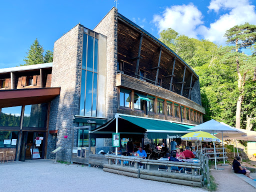 Hôtel Restaurant situé au bord du Lac Pavin en Besse et Super Besse . Terrasse avec une magnifique sur le Lac.