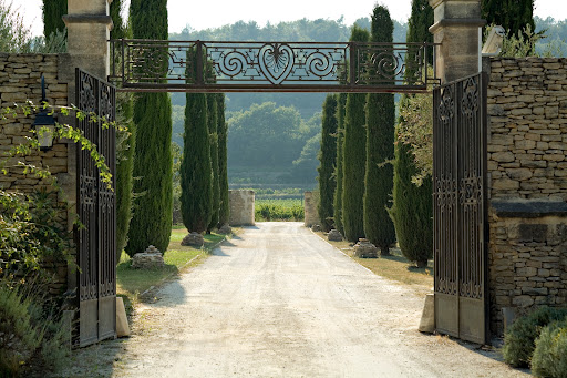 SITE OFFICIEL - Le Roy Soleil. Hôtel de charme avec piscine dans le Luberon. Le Roy soleil à Mernebes bercé par le chant des cigales avec un restaurant gastronomique. Ménerbes