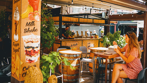 Composer sa salade avec des aliments frais et de qualité