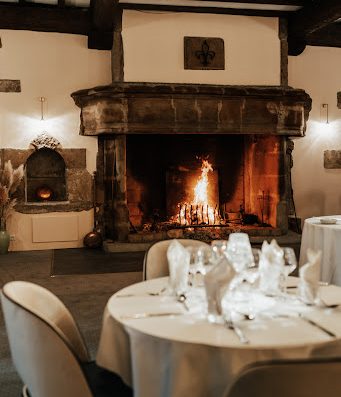 Notre restaurant le Chant de la Source propose un cadre majestueux avec une salle voûtée et lumineuse proche du Château de Fontager.