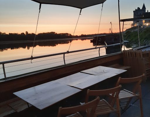 Bienvenue sur le bateau Amarante A bord de l’Amarante venez vous évader avec notre équipage. Croisière commentée sur la Loire et la Vienne à bord notre élégant bateau l' AMARANTE boiseries et mob ...