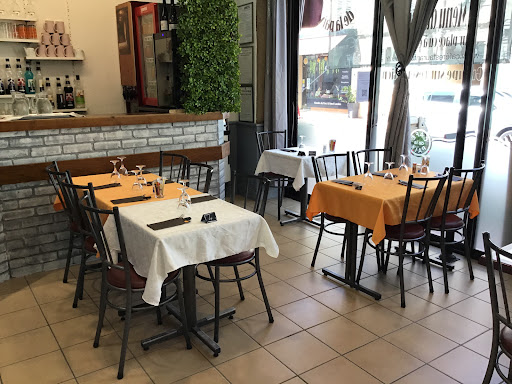 Café Restaurant de la Paix est situé Pont-de-Veyle. Notre équipe professionnelle vous propose une variété de plats diversifiés sur place ou à emporter.