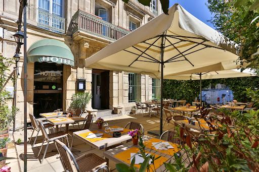 La table de Manou du Relais de Poste vous accueille tout au long de la journée pour une pause gourmande et vous offrir un moment de convivialité.