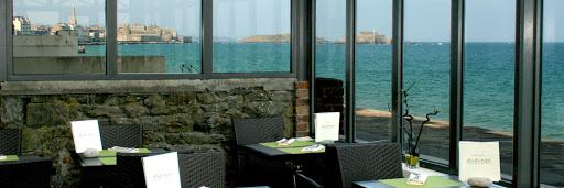 Le restaurant Antinéa à St-Malo est vue sur mer. Le chef vous présente une cuisine du marché dans un cadre unique et une atmosphère conviviale.