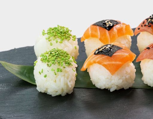 Concept de kiosque clé en main intégré à la grande distribution. Nous fabriquons les sushis devant nos clients avec des produits frais & de qualité.