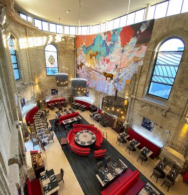 Une brasserie gastronomique dans une ancienne abbaye. Un restaurant proche du centre-ville de Bourges. Recommandé par le Guide Michelin