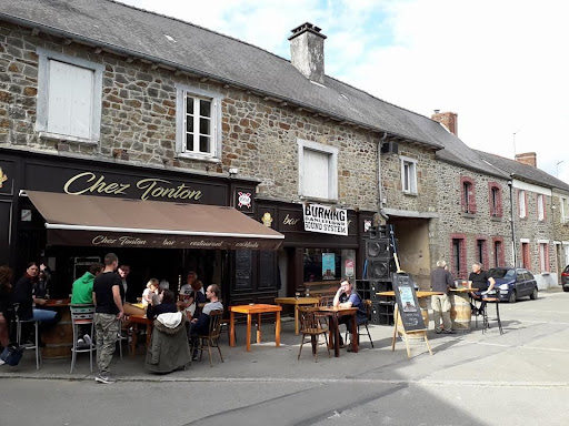 Chez Tonton situé à Tinténiac est un restaurant-bar à cocktails proposant concerts et retransmissions sportives. Cuisine du marché