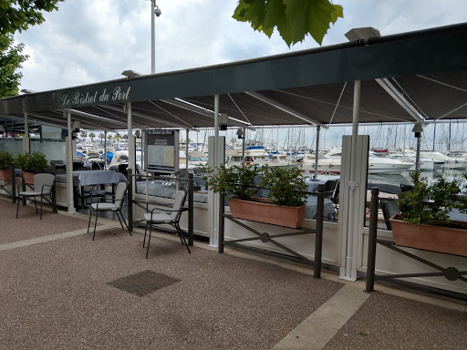 Restaurant familial de poissons sauvages grillés au feu de bois idéalement situé sur le vieux port de Golfe Juan