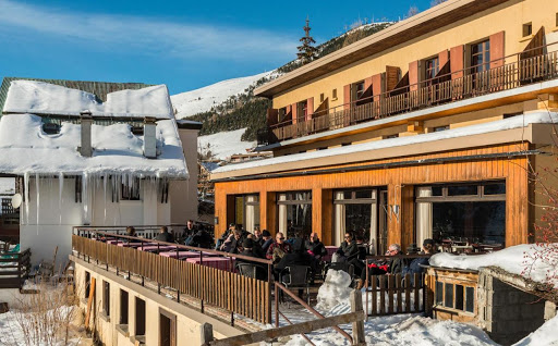 Tag på aktiv ferie med hele familien og bo på vores charmerende familiedrevne chalet eller hotel i Alpe d'Huez.