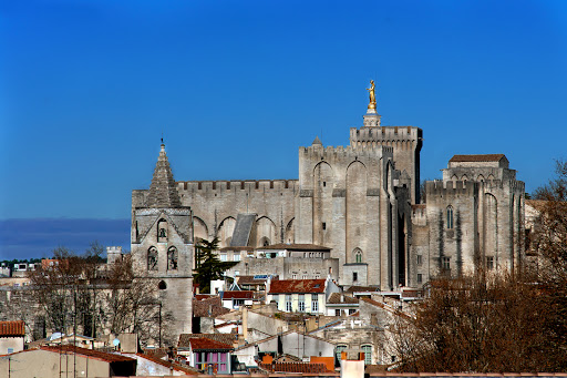 Découvrez le site officiel du Brit Hotel Avignon Sud et de son restaurant Le Calendal et visualisez toutes nos photos de nos chambres et établissement