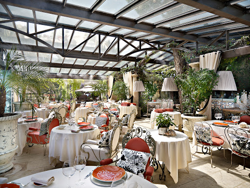 Dans la cour intérieure ou sur l'une des terrasses laissez-vous tenter par un buffet de petit-déjeuner haut en couleurs.