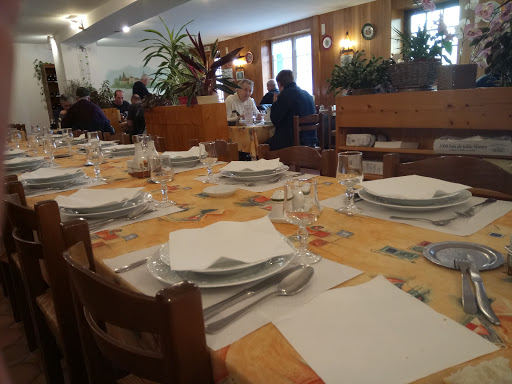 Partagez un moment de convivialité autour d’une cuisine généreuse faite maison à Champsac ! Le restaurant Le Relais de la Tour vous accueille près de Chalus.