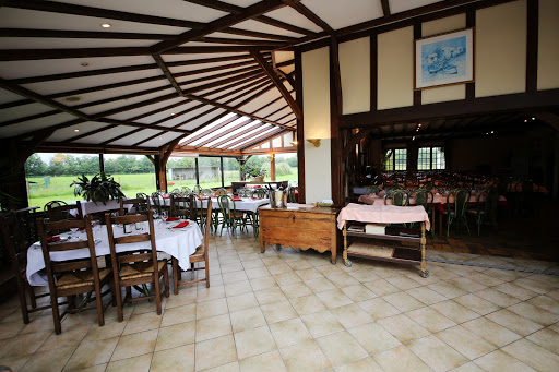 La famille Famin vous accueille dans une maison typiquement normande à la décoration contemporaine entourée de verdure. Cuisine de terroir faite maison.