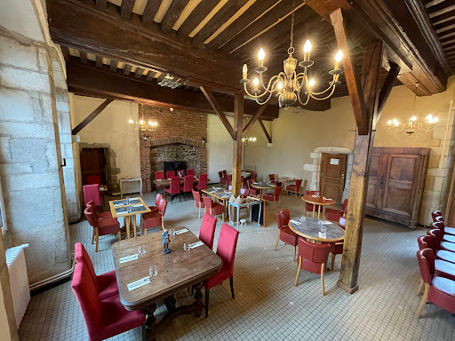 Restaurant Le Château d'Arnay dans un cadre traditionnel familial à Arnay Le Duc. Carte sur place et vente à emporter de pizza burgers.