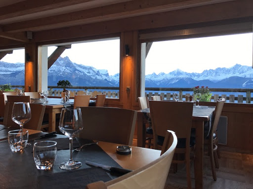 Notre restaurant situé au coeur des pistes de Sallanches / Cordon propose un grand choix de spécialités savoyardes. Nous organisons aussi mariages