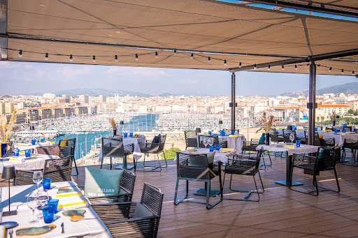 Prenez de la hauteur sur le Vieux-Port et dégustez des assiettes méridionales sur la terrasse du restaurant gastronomique Les Trois Forts