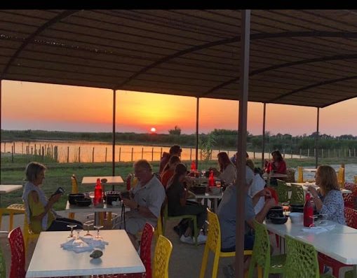 La Grand Ponche situé au coeur de la camargue est un restaurant camarguais qui propose des journées camarguaises avec activités traditionnelles..