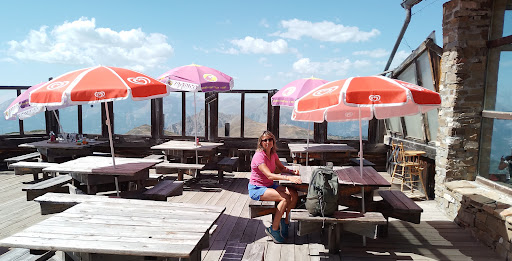 Le Panoramique 2500 dans les Hautes-Alpes – Venez déguster nos lasagnes et nos tartiflettes chaudes riches en fromage. Vous trouvez également des boissons softs.