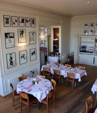 La Mère Poulard continue de transmettre son savoir-faire dans l’auberge historique du Mont-Saint-Michel en offrant une cuisine savoureuse et généreuse.