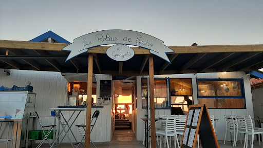 Restaurant avec vue sur le port : réservez une table au restaurant Le Relais de Sophie. Profitez en terrasse d'un cocktail avec plat de fruits de mer frais.