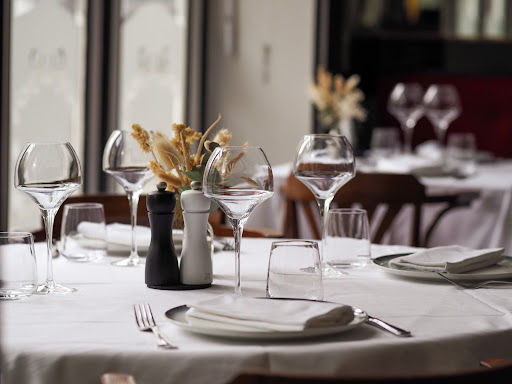 Dans une salle aux allures de Brasserie Parisienne