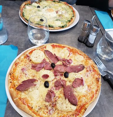 La Trattoria situé à Bourgueil vous invite à venir déguster ses délicieuses pizzas et crêpes dans un cadre décontracté et convivial. Réservez votre table !