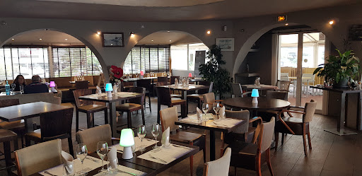 Le restaurant La siesta est situé à Royan face au port. Vue panoramique exceptionnelle. Spécialités : fruits de mer (sur commande) et poissons.