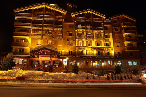 Des envies de montagne dans un cadre haut-de-gamme ? L'hôtel 4 étoiles Tsanteleina vous accueille à Val d'Isère dans une de ses confortables suites.