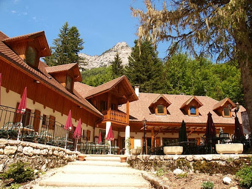 Offrez-vous une parenthèse verte au bord du Guiers vif face aux superbes cascades du cirque de Saint-Même.