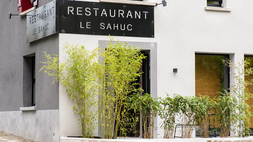 Le Sahuc est un restaurant atypique dans les Gorges du Tarn. Découvrez notre cuisine raffinée et originale à base de produits frais.