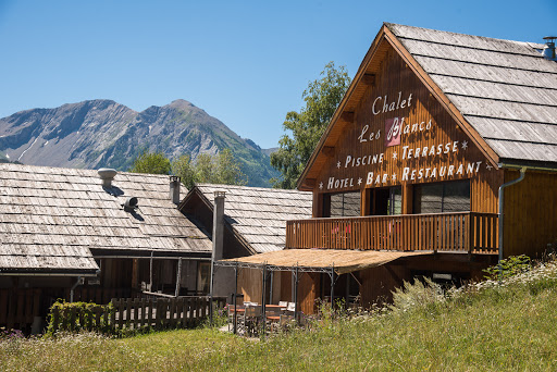 Hôtel avec piscine situé dans la station de Pra Loup 1500 au pied de la télécabine dans l'ambiance d'un chalet montagne. Séjour au ski ideal!