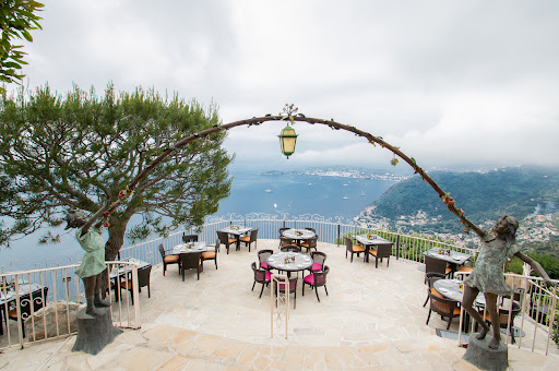 Dîner féerique? Déjeuner convivial? Le Café du Jardin au Château de la Chèvre d'Or 5* est le meilleur choix pour faire une pause et prendre du bon temps.