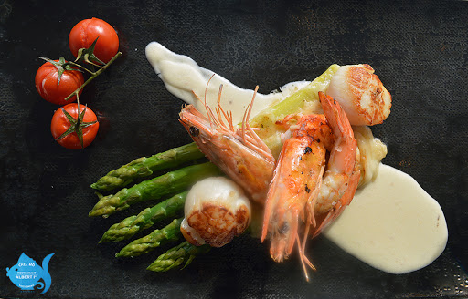 fruits de mer et crustacés à Antibes est située en bord de mer entre les remparts de la vieille ville et le Cap d'...