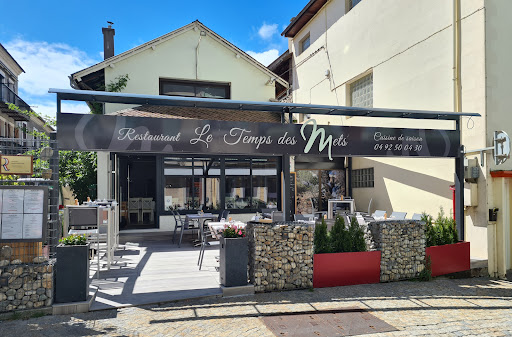 Le restaurant Le Temps des Mets est situé au cœur du village de Saint-Bonnet-en-Champsaur. Il dispose d'une terrasse ombragée d’une vingtaine de couverts pour vous accueillir et d'une trentaine en salle.