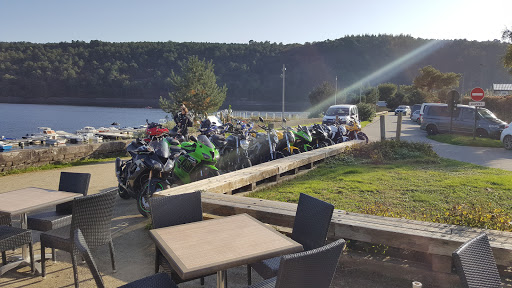 Restaurant le Beau Rivage au bord du lac de Guerledan