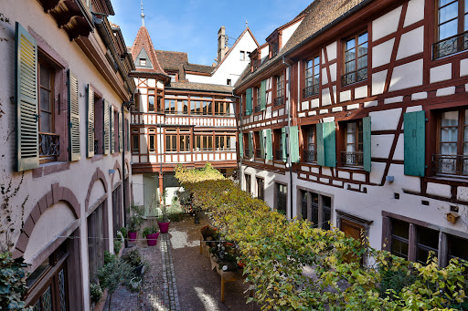 Site Officiel de la Maison des Têtes - Hôtel 5 étoiles et Restaurant Gastronomique à Colmar en Alsace. Cadre authentique et convivial. Confort Haut de Gamme. Hôtel de charme niché au cœur d'une superbe demeure classée monument historique. 