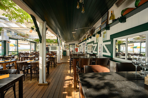 Le restaurant l'Escale est situé sur la presque île du Cap Ferret sur la jetée Belisaire. Plus ancien restaurant du Cap Ferret