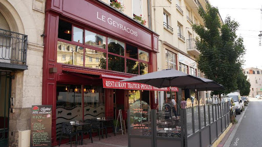 Le restaurant Le Geyracois vous reçoit pour déguster la spécialité de la maison : la viande limousine. Découvrez aussi notre service traiteur.