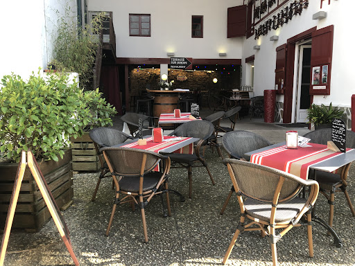 Restaurant le Chilhar à Espelette | Maitre restaurateur | Cuisine gourmande et produits du terroir côté salle ou en terrasse face aux montagnes.