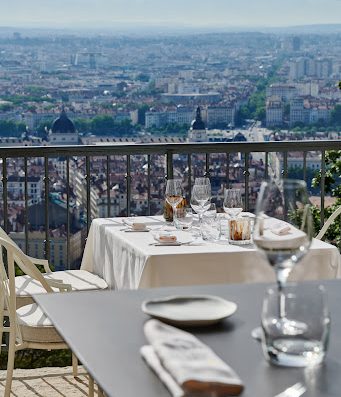 Découvrez le nouveau restaurant bistronomique du chef étoilé Guy Lassausaie avec sa vue imprenable sur Fourvière et Lyon. Bulle propose une cuisine créative inspirée par les saisons. Ouvert 7j/7