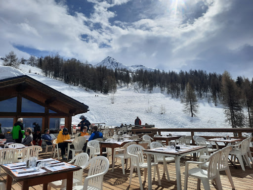 Restaurant d'altitude sur le domaine de Paradiski entre les Arcs et Peisey Vallandry. Blanche murée vous accueille sur sa grande terrasse. Restaurant les Arcs