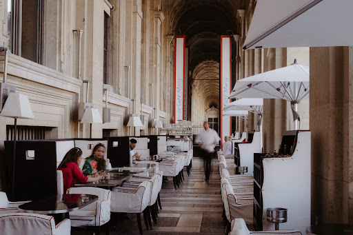 Le Café Marly est un restaurant unique et iconique situé sous les arcades du Louvre dans le premier arrondissement de Paris