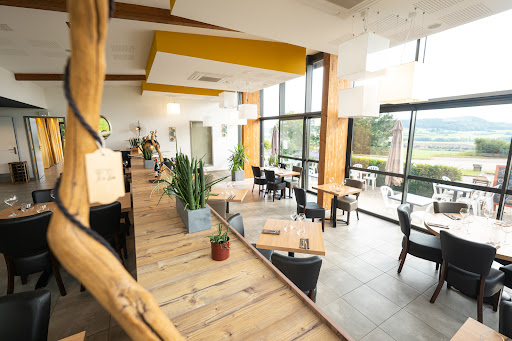 Le restaurant le Bois Chenu vous offre une vue imprenable sur la Basilique du Bois Chenu et sur un paysage champêtre reposant.