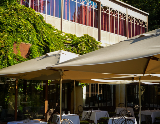 Grande terrasse extérieure donnant sur des pelouses. Un endroit de plaisir