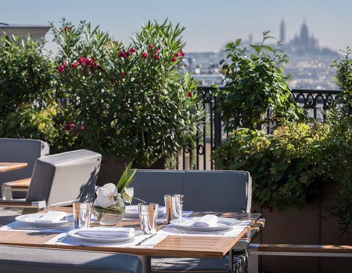 Le Rooftop du palace The Peninsula Paris offre des vues exceptionnelles sur les toits de Paris ainsi que sur les plus célèbres monuments.