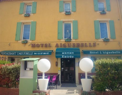 L'équipe de l'Aiguebelle à Cereste vous accueille dans leur hôtel de charme avec des plats typiques provençaux servis au restaurant