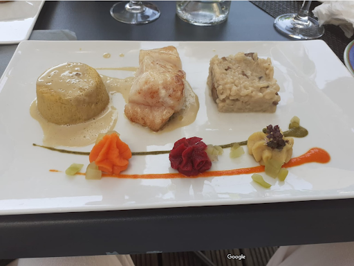 Profiter d'un repas sous la véranda lumineuse face à la terrasse arborée ou lorsque le temps le permet au pied de la piscine de l’hôtel.