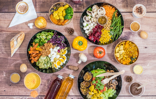 Sarah et son équipe vous accueillent chaleureusement dans leur restaurant Vert Midi au centre de Paris. Découvrez une variété de salades