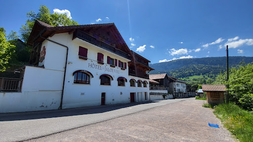 Hôtel / Restaurant de charme Le Jalouvre situé en plein coeur du village — 45 route de la Gorge du Cé 74130 Mont-Saxonnex - Haute-Savoie — Mont Blanc